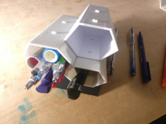 Un mini-mur hexagonal contenant des stylos